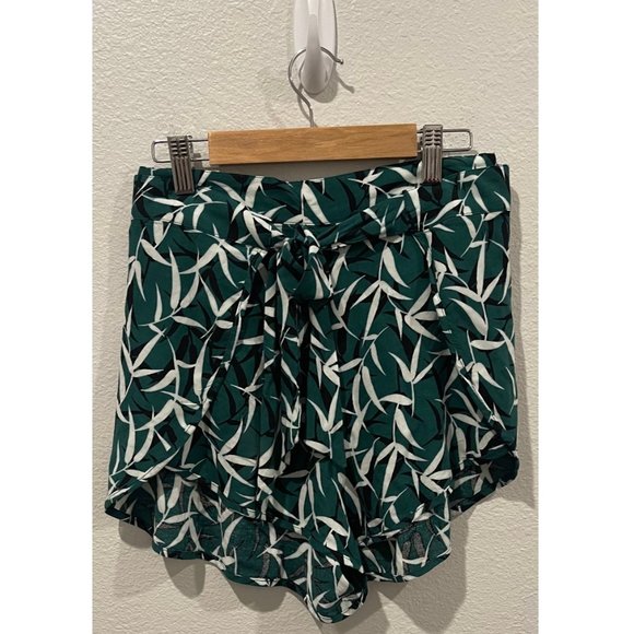 URBAN OUTFITTERS Tabby Tulip Tie Green White Shorts - Picture 2 of 5